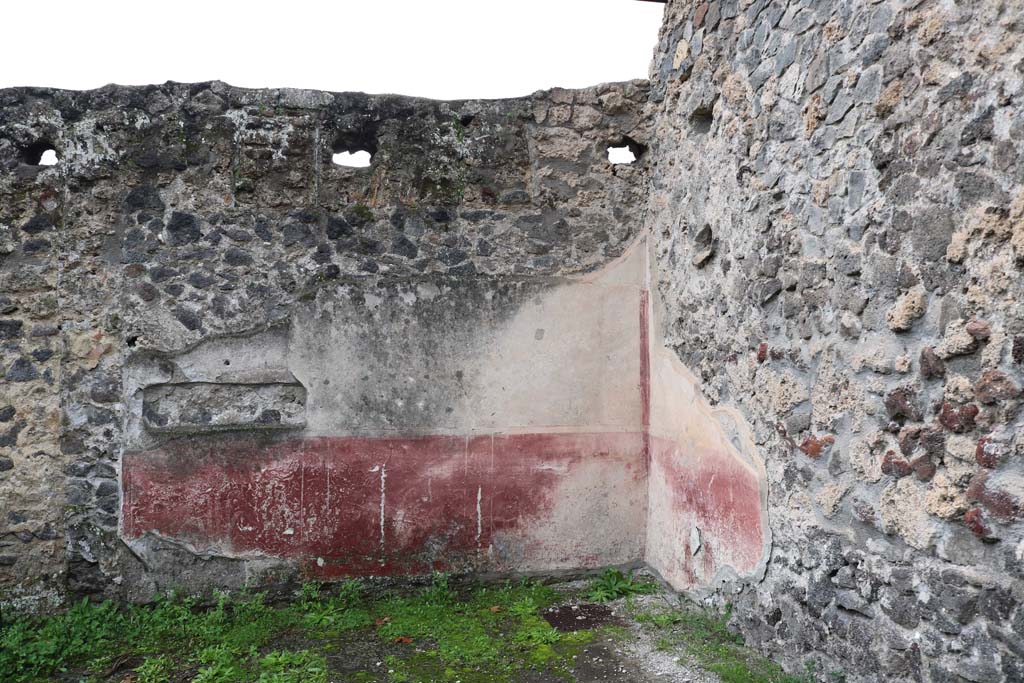 II.8.6 Pompeii. December 2018. Painted decoration on walls in north-west corner of garden. Photo courtesy of Aude Durand.