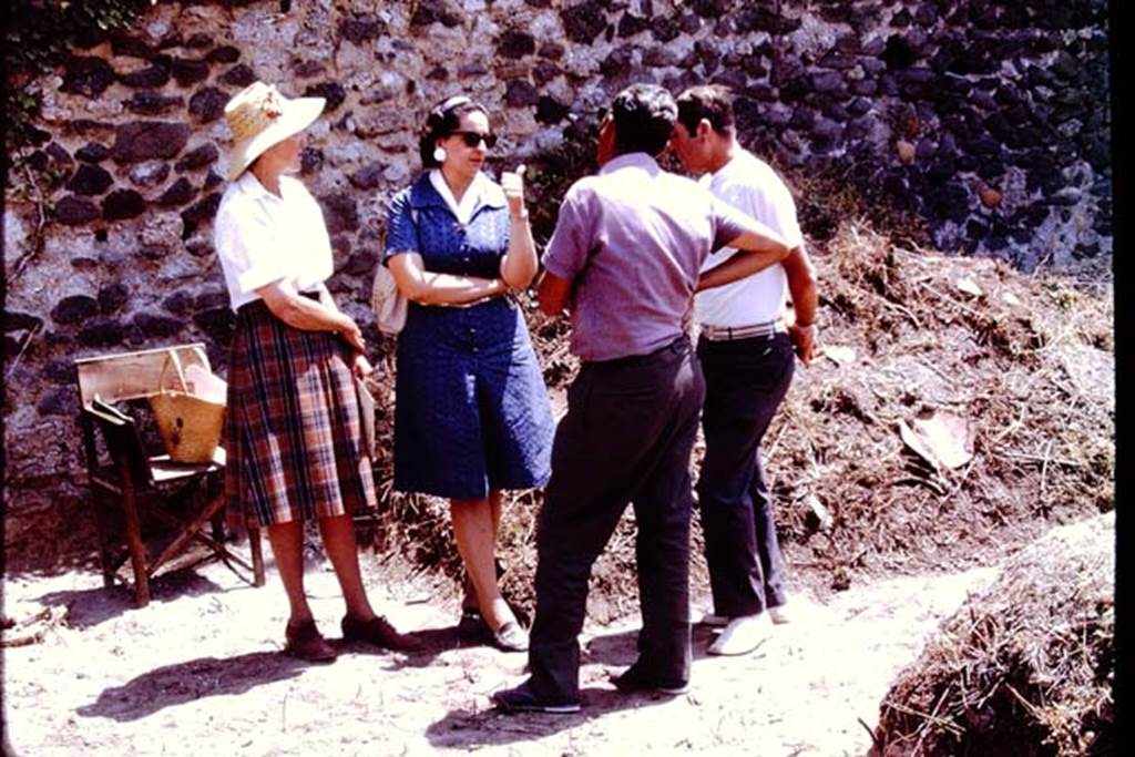 II.8.6 Pompeii. 1972. Wilhelmina, Dott.ssa Cerulli-Irelli, and Sig. Sicignano in discussions. Photo by Stanley A. Jashemski. 
Source: The Wilhelmina and Stanley A. Jashemski archive in the University of Maryland Library, Special Collections (See collection page) and made available under the Creative Commons Attribution-Non Commercial License v.4. See Licence and use details. J72f0171
