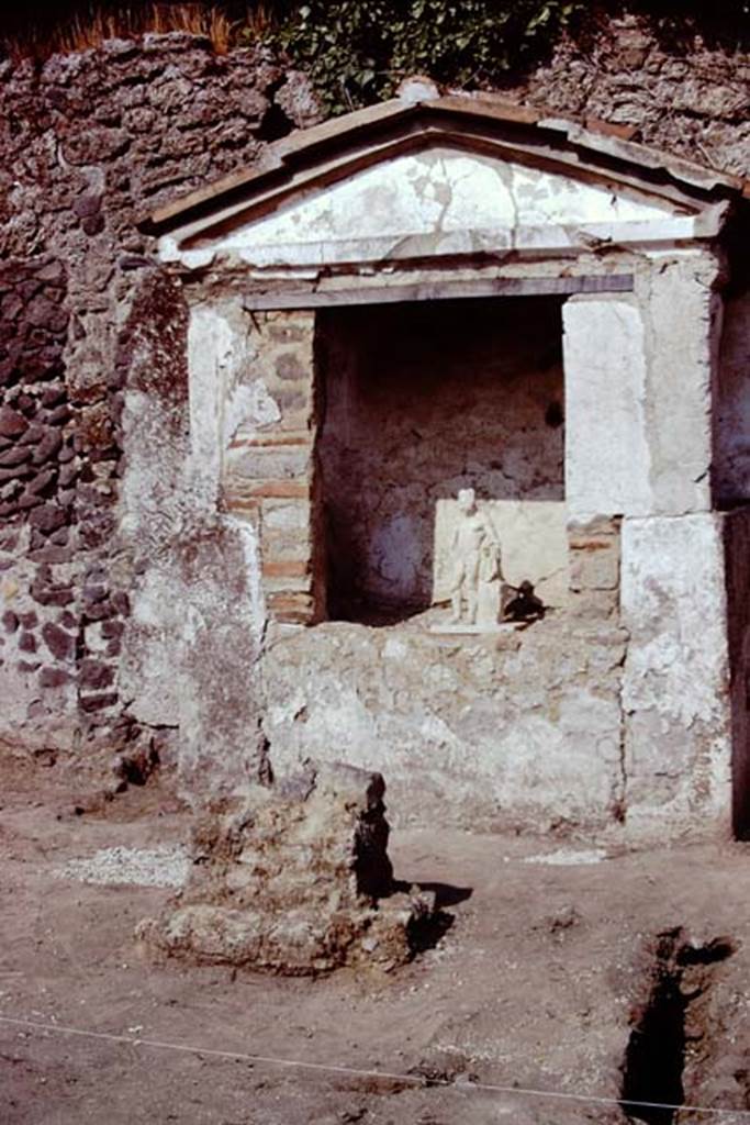 II.8.6 Pompeii, 1973. Lararium with statue of Hercules, together with the remains of an altar. Photo by Stanley A. Jashemski. 
Source: The Wilhelmina and Stanley A. Jashemski archive in the University of Maryland Library, Special Collections (See collection page) and made available under the Creative Commons Attribution-Non Commercial License v.4. See Licence and use details. J73f0629
