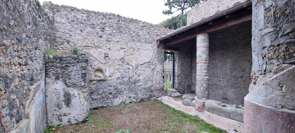 II.9.5 Pompeii, December 2023.
Peristyle 6, looking north-east towards east portico from south portico, with doorway leading through to garden of II.9.6/7. 
Photo courtesy of Miriam Colomer.

