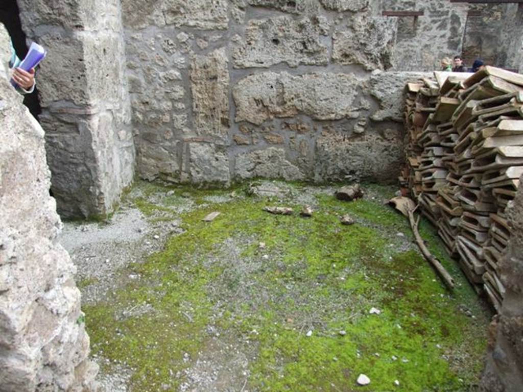 III.2.1 Pompeii.  March 2009.  Room 6.  Anteroom leading to room 7.