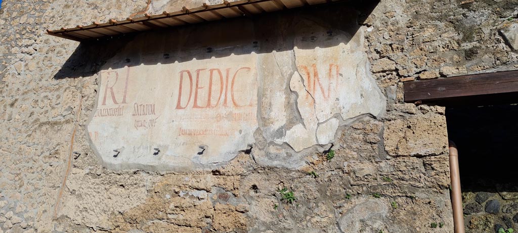 III.2.1 Pompeii. April 2022. Graffiti on façade on east side of entrance doorway. Photo courtesy of Giuseppe Ciaramella