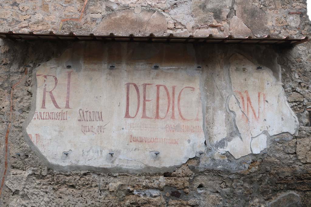III.2.1 Pompeii. December 2018. Graffiti on façade on east side of entrance doorway. Photo courtesy of Aude Durand.