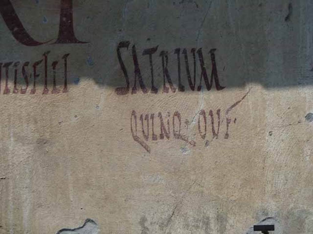 III.2.1 Pompeii. May 2010. Detail of graffiti outside House of Aulus Trebius Valens. [CIL IV 7620]
Inscription SATRIVM QVINQ OVF
According to Epigraphik-Datenbank Clauss/Slaby (See www.manfredclauss.de), this expands to -

Satrium 
quinq(uennalem) o(ro) v(os) f(aciatis)      [CIL IV 7620]
