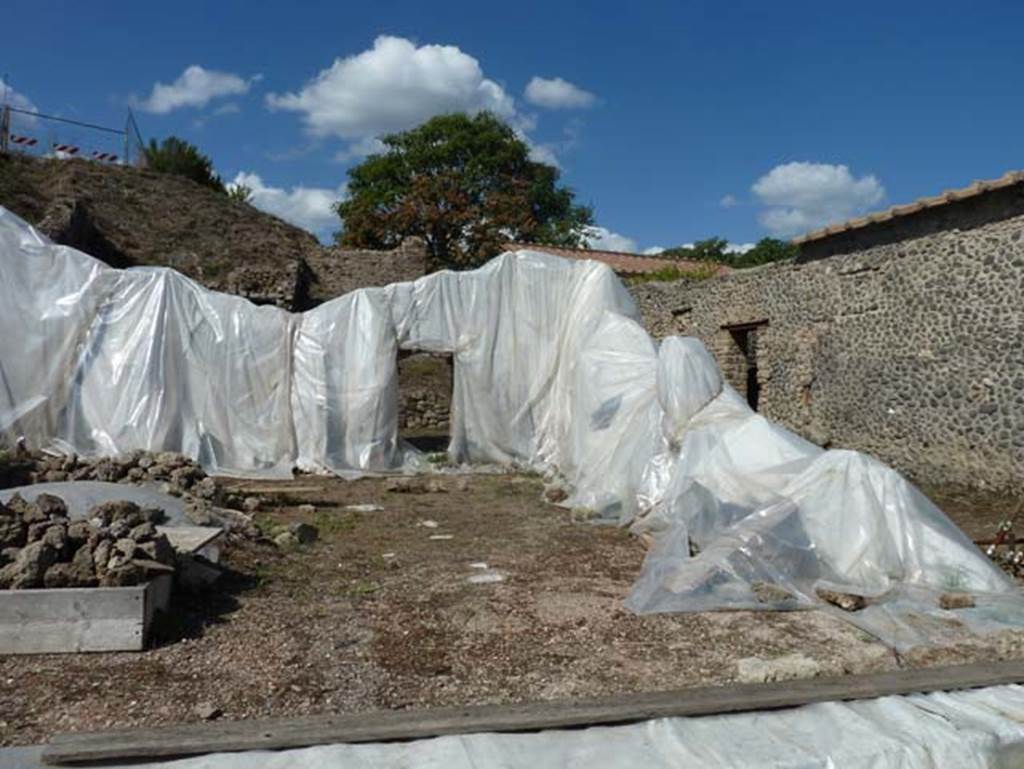 III.3.6 Pompeii. September 2015. Looking towards doorway in north wall, and remains of east wall. 