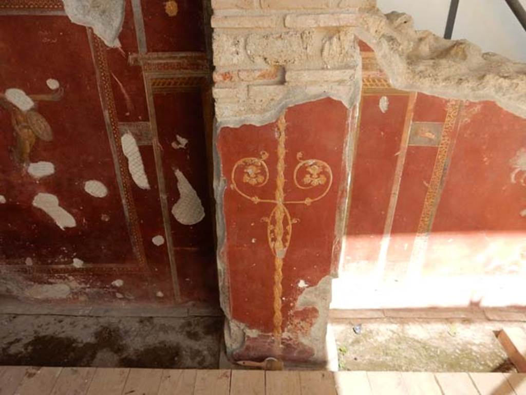 III.3.6 Pompeii. May 2018. Detail of painted decoration on pillar against east wall. Photo courtesy of Buzz Ferebee.