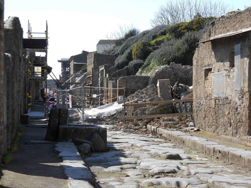 III.3.6 Pompeii. February 2011, looking west along Via dell’Abbondanza to III.4.1 and III.3.6. Photo courtesy of Guy de la Bedoyere.