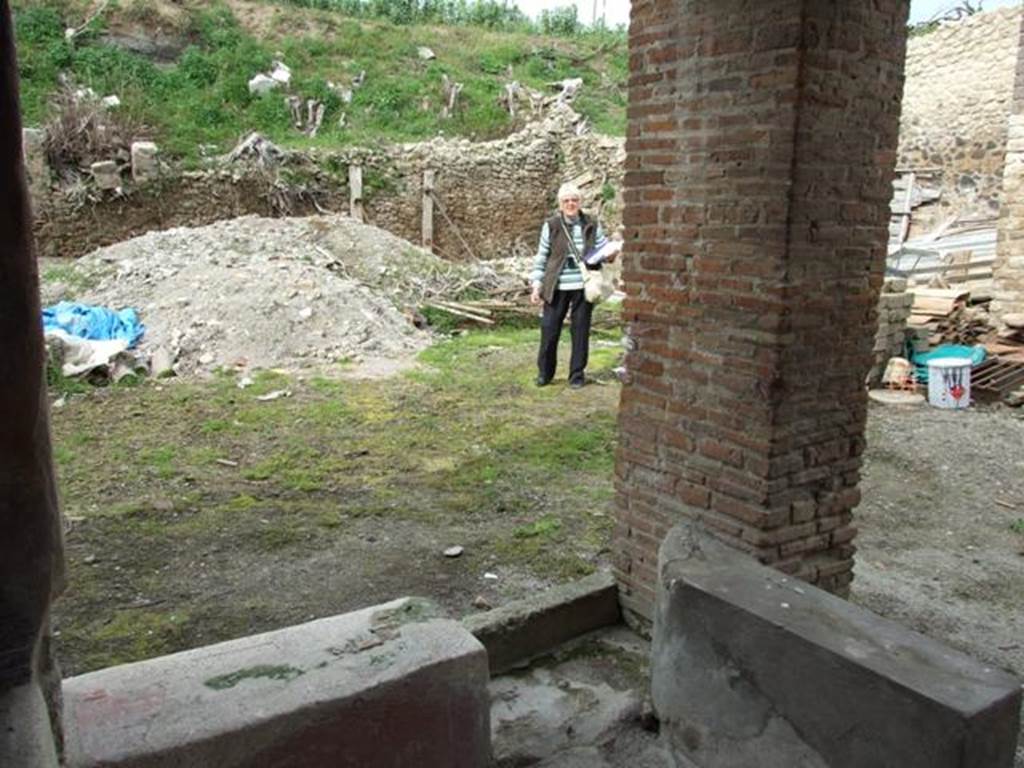 III.4.3  Pompeii.  March 2009.   Looking north east across Garden, from the Triclinium.