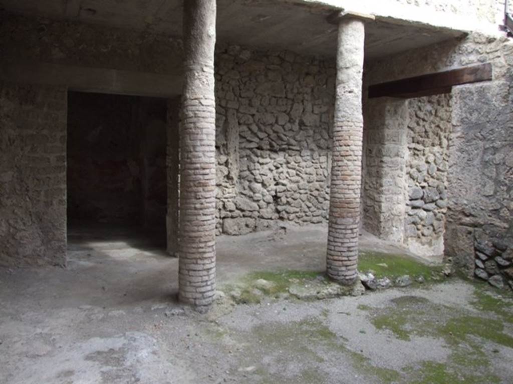 III.4.3  Pompeii.  March 2009.   Room 12.  North portico of courtyard garden, with door to room 13.  Looking north.