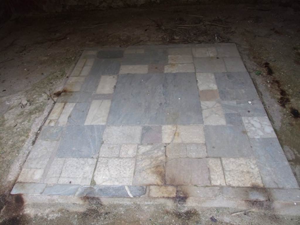 III.4.3  Pompeii.  March 2009.  Room 16.  Triclinium floor.  Emblema of coloured marble.