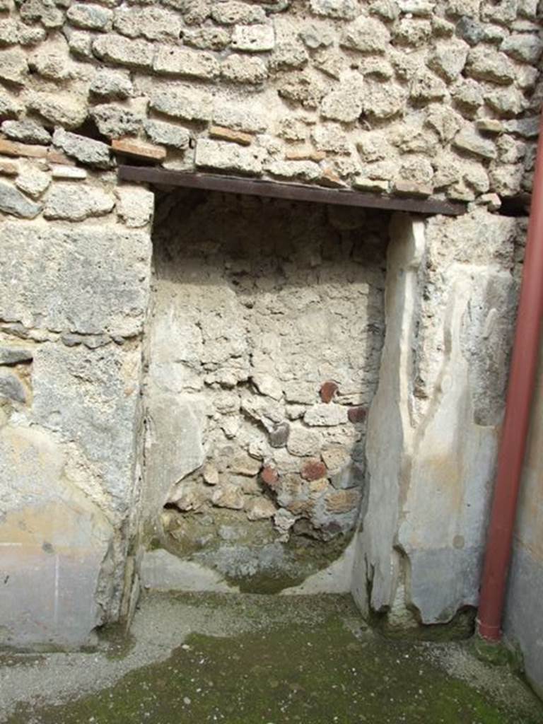 III.4.3  Pompeii.  March 2009.   Room 23.  Niche or recess in east wall.