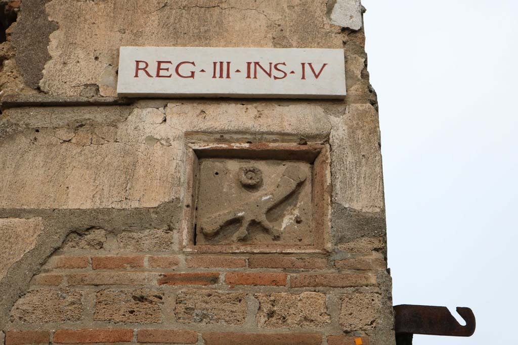 III.4.3 Pompeii. October 2017. Detail from east end of front façade of Insula in south-east corner, plaque with phallus.
Foto Taylor Lauritsen, ERC Grant 681269 DÉCOR.
