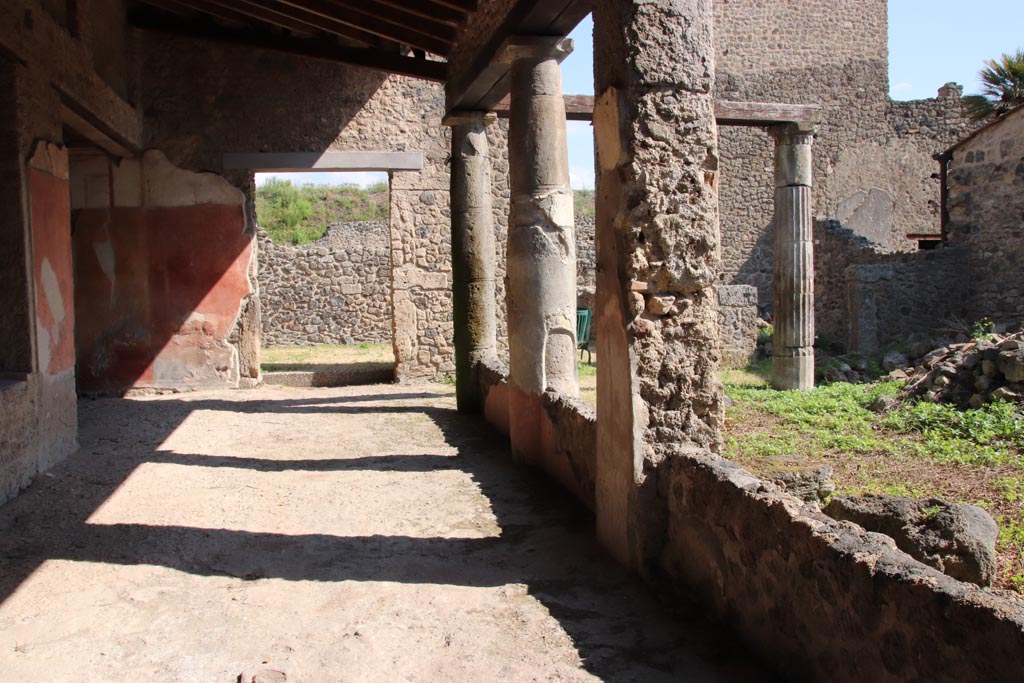 III.4.b Pompeii. October 2022. Looking east along north portico from entrance doorway. Photo courtesy of Klaus Heese