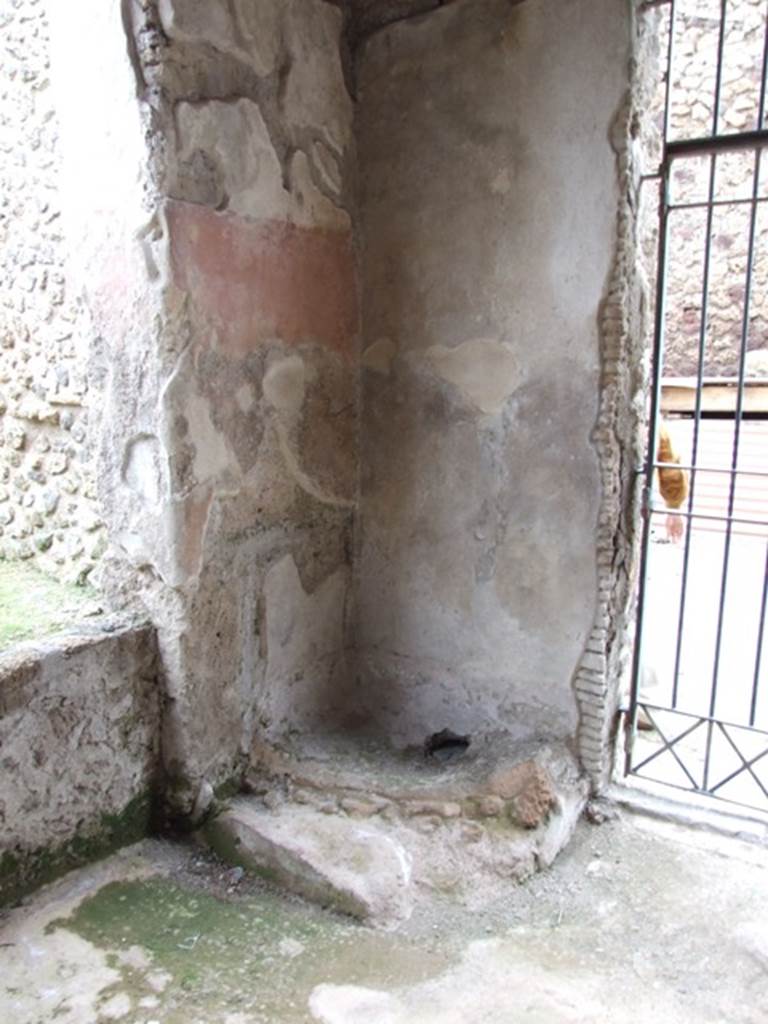 III.4.b. Pompeii.  March 2009.  South west corner of north portico, by entrance door.