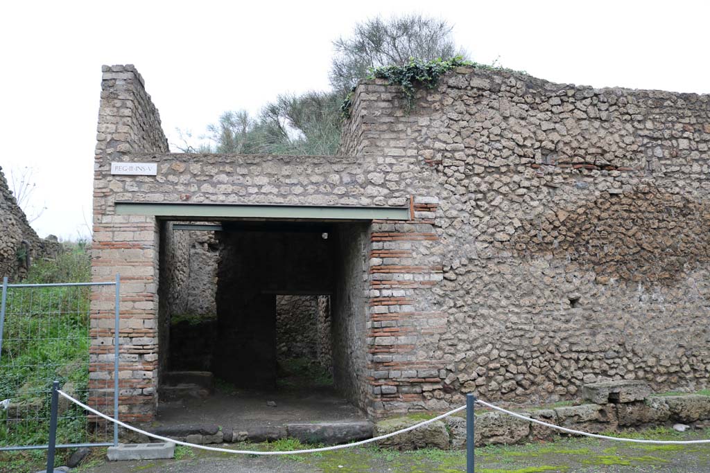 III.5.1 Pompeii. December 2018. Entrance doorway on north side of Via dell’Abbondanza. Photo courtesy of Aude Durand