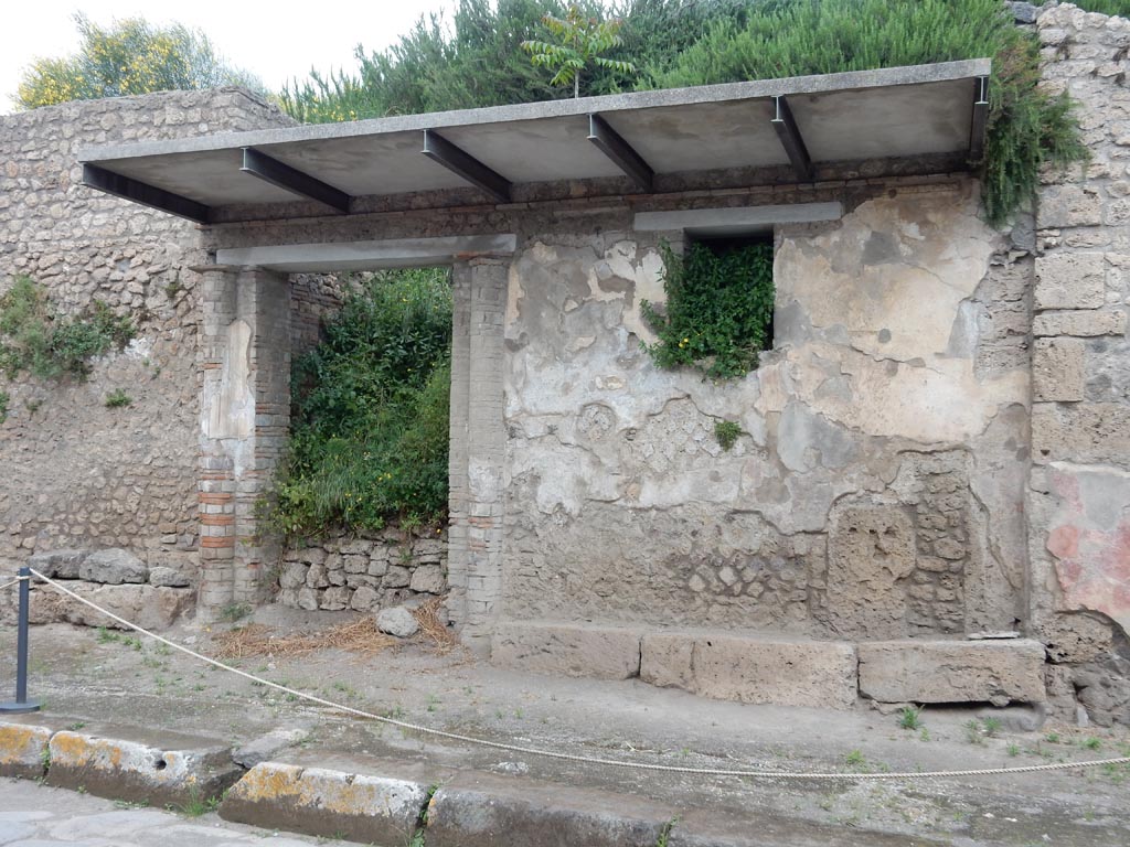 III.5.2 Pompeii. May 2016. Entrance, with wall on east side with small window. Photo courtesy of Buzz Ferebee.