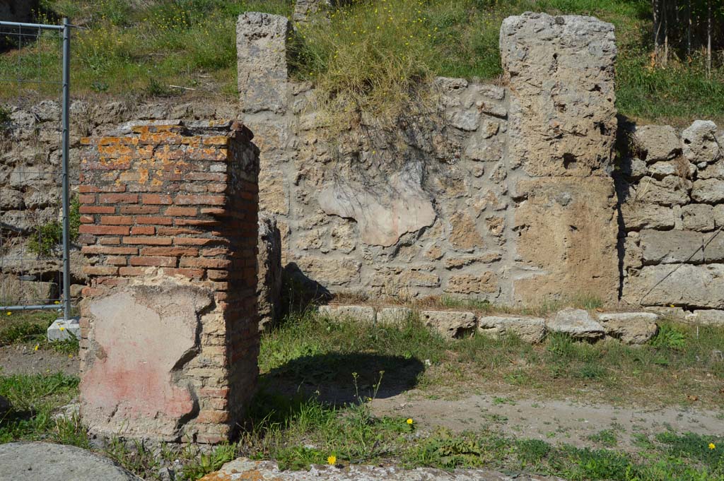 IV.2.a, Pompeii. October 2017. Looking north under pillared portico towards west end of front façade with remaining painted stucco.
Foto Taylor Lauritsen, ERC Grant 681269 DÉCOR.
