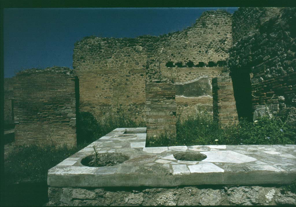 V.1.1 Pompeii. Marble counter with urns and hearth.
Photographed 1970-79 by Günther Einhorn, picture courtesy of his son Ralf Einhorn.
