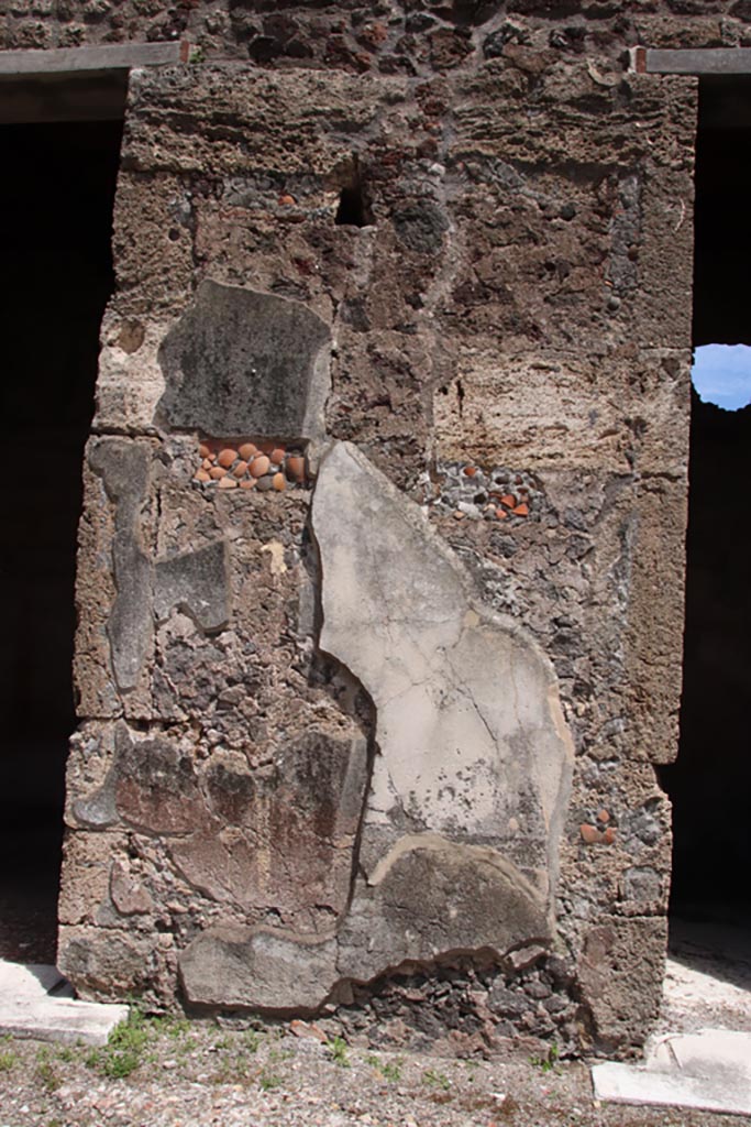 V.1.7 Pompeii. May 2024.
East side of atrium, pilaster between room 8, on left, and room 7, on right. Photo courtesy of Klaus Heese.
