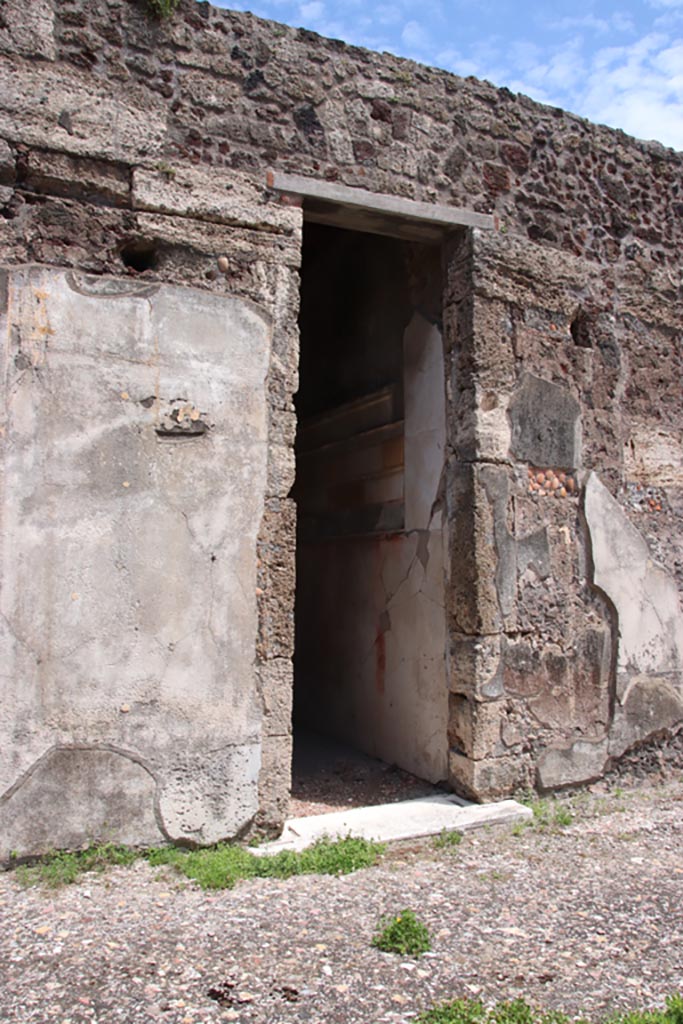 V.1.7 Pompeii. May 2024. Room 8, doorway to cubiculum. Photo courtesy of Klaus Heese.