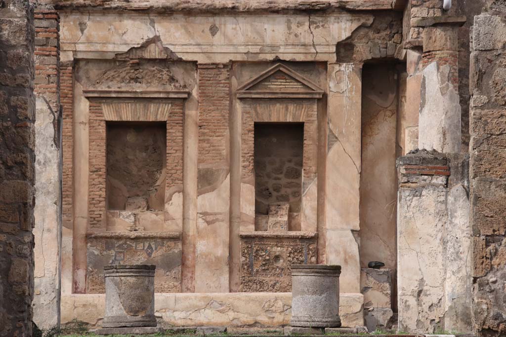 V.1.7 Pompeii. October 2020. Room 17, peristyle, looking north across tablinum. Photo courtesy of Klaus Heese.