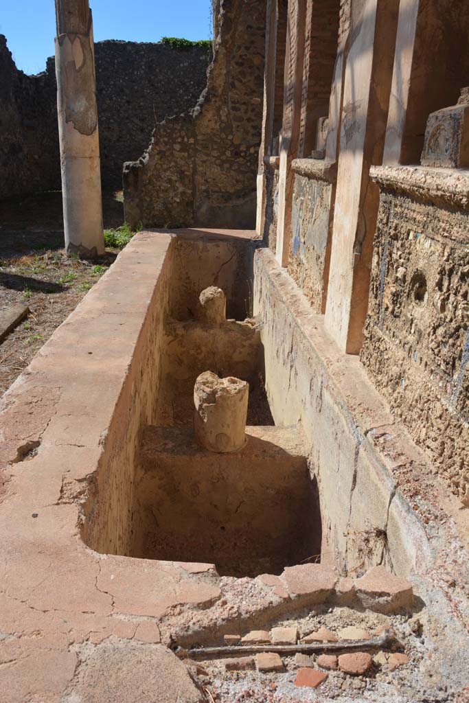 V.1.7 Pompeii. October 2019. Room 17, looking west across water feature from east end.
Foto Annette Haug, ERC Grant 681269 DÉCOR.
