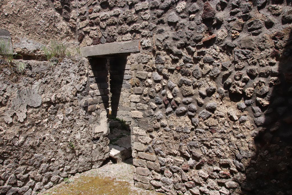 V.1.7 Pompeii. May 2024. Room “k”, doorway in north-east corner into corridor. Photo courtesy of Klaus Heese.