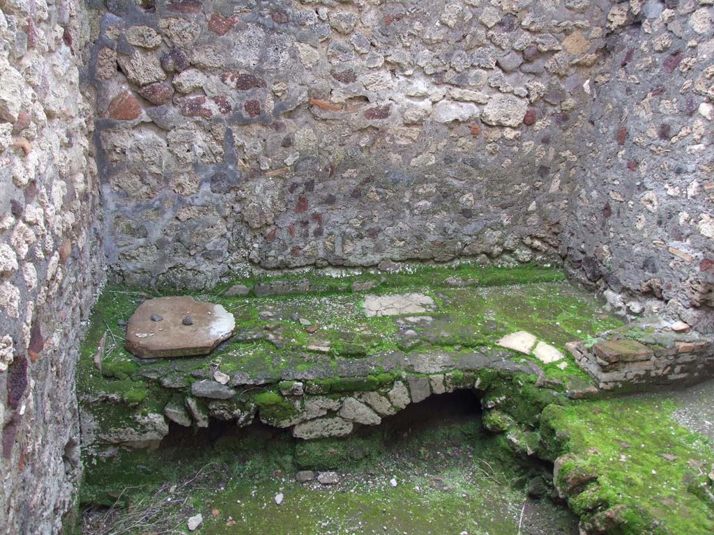 V.1.7 Pompeii. March 2009. Room l (L), west wall with kitchen hearth.