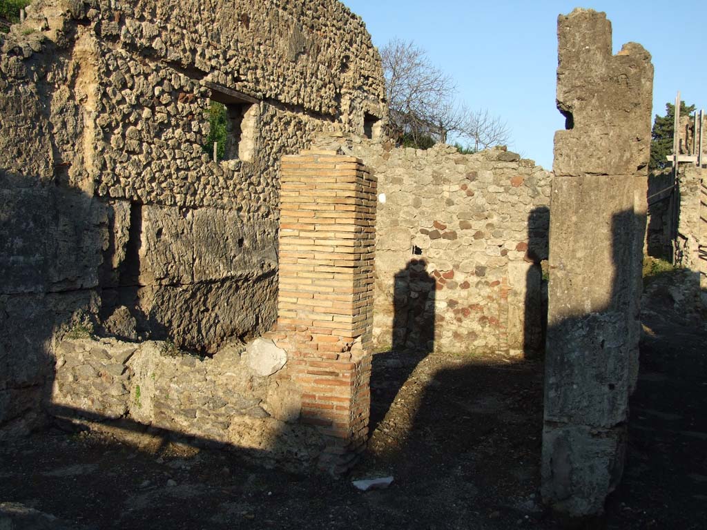 V.1.13 Pompeii. December 2018. Arched niche in south wall of bar-room. Photo courtesy of Aude Durand.

