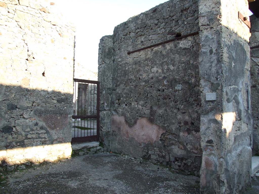 V.1.25 Pompeii. December 2006. South-east corner and south wall. A door in the south-east corner leads to the atrium of No.26.