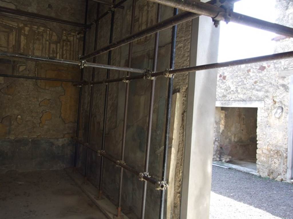 V.2.1 Pompeii.  March 2009.  Room 15,  West wall and doorway to Tablinum.
