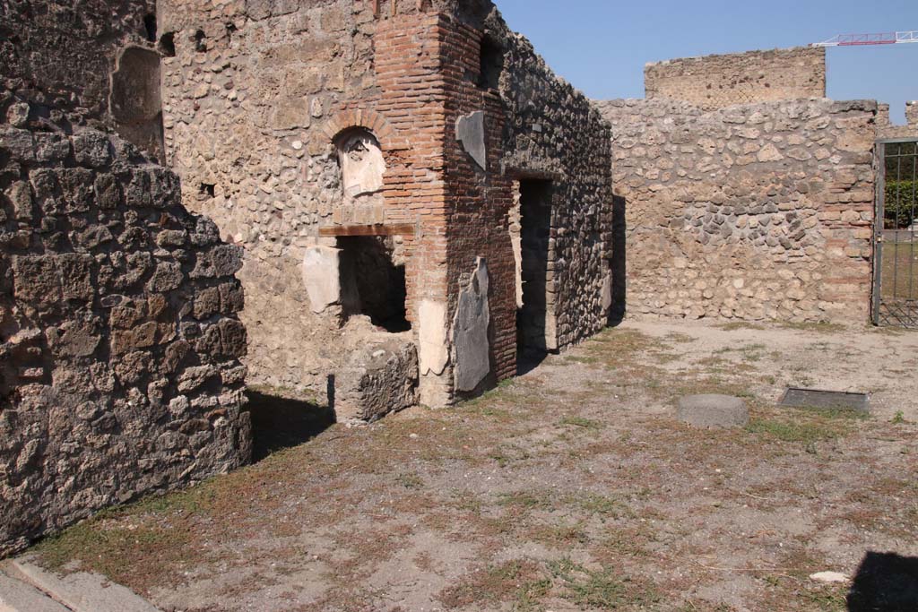 V.2.1 Pompeii. September 2021. Looking north along west (left) side of entrance area. Photo courtesy of Klaus Heese.