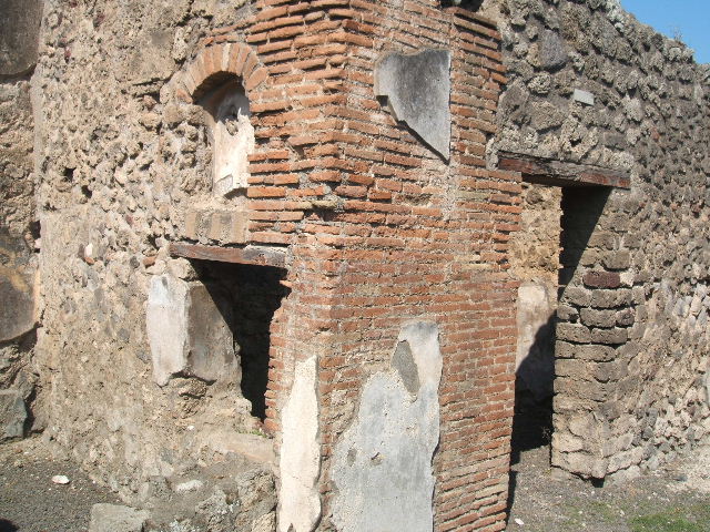 V.2.1 Pompeii.  May 2005.  Room on west side of entrance.