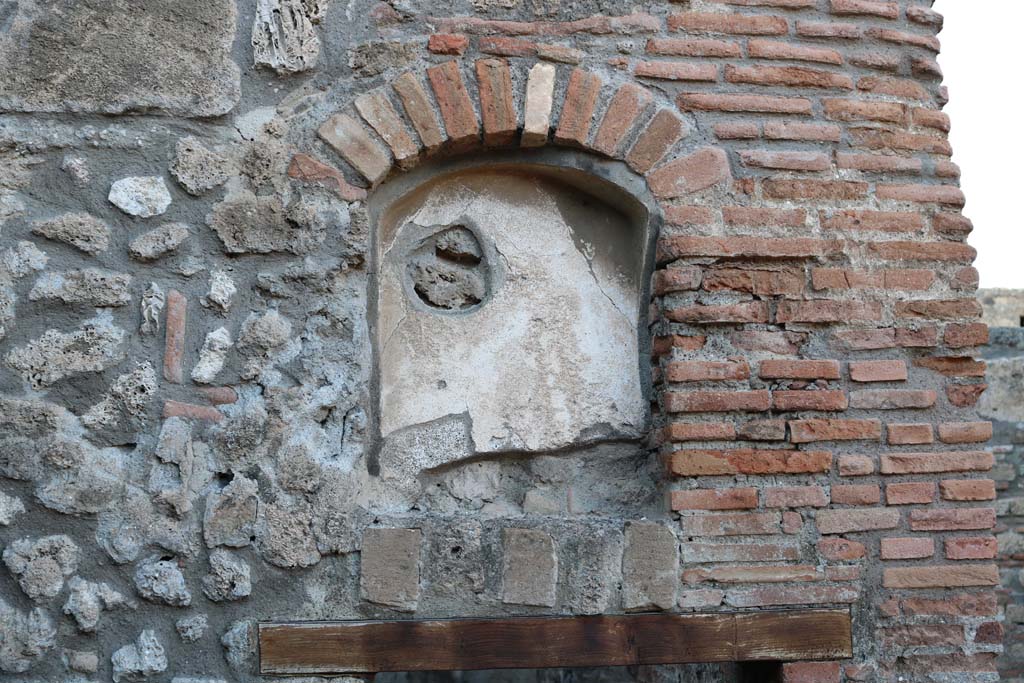 V.2.1 Pompeii. December 2018. Niche on north wall in room “b” on west side of entrance area. Photo courtesy of Aude Durand.