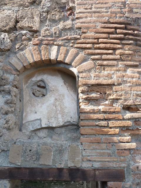 V.2.1 Pompeii. December 2018. Detail of niche on north wall in room “b”. Photo courtesy of Aude Durand.