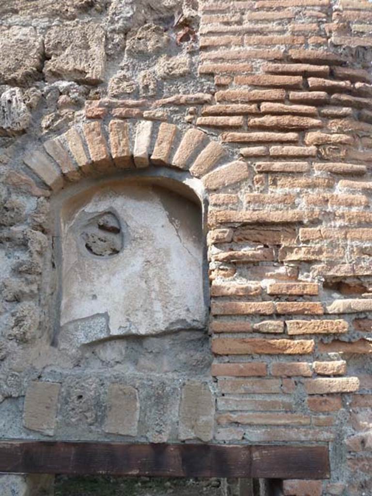 V.2.1 Pompeii. September 2015. Niche in room on west side of entrance.


