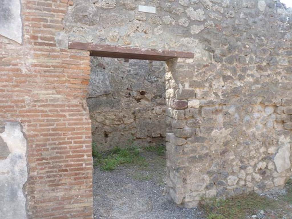 V.2.1 Pompeii. September 2015. Doorway to second room on west side of entrance.