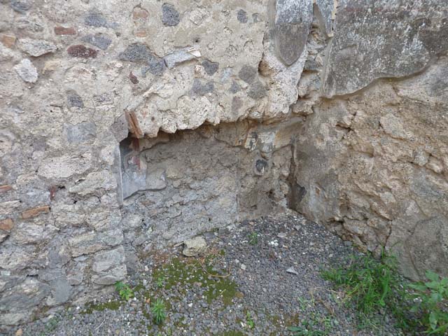 V.2.1 Pompeii. September 2015. South wall with recess in south-west corner.