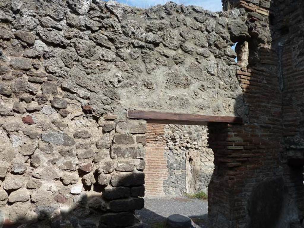 V.2.1 Pompeii. September 2015. East wall of second room, looking through doorway to entrance area.