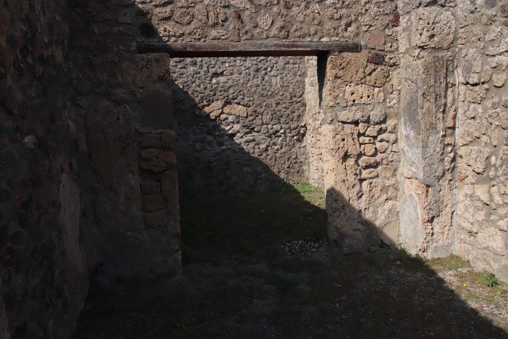 V.2.2 Pompeii. October 2023. Doorway to rear room “g” in north wall of shop-room. Photo courtesy of Klaus Heese.