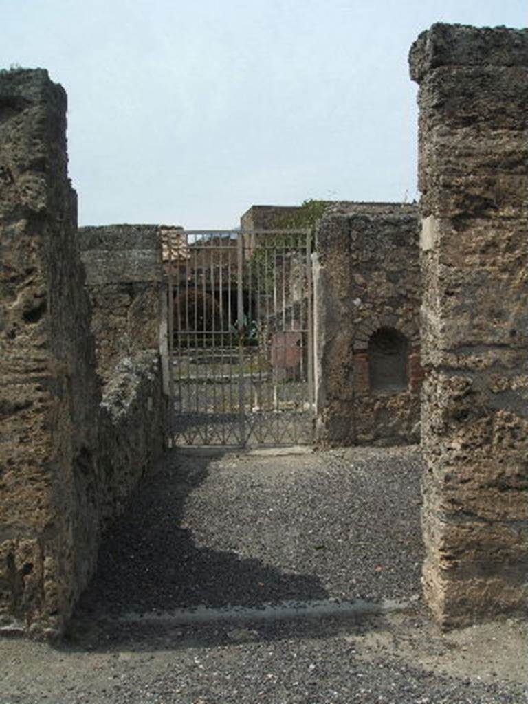 V.2.4 Pompeii. May 2005. Entrance.