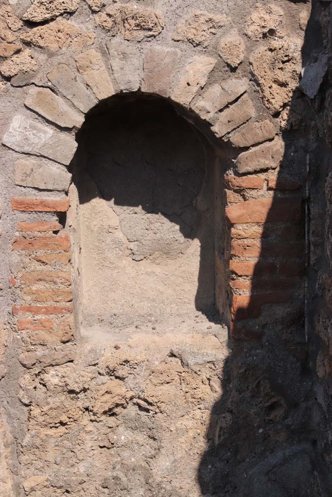 V.2.4, Pompeii. September 2021.  
Detail of arched niche on east side of doorway. Photo courtesy of Klaus Heese.
