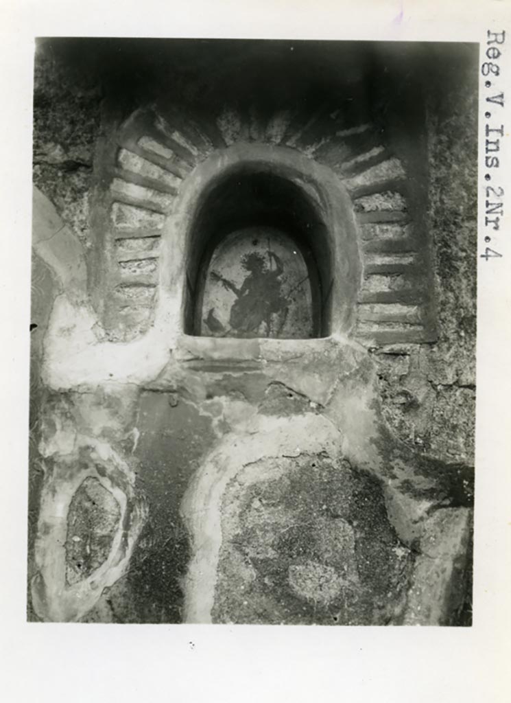 V.2.4 Pompeii. Pre-1937-39. Detail of niche on south wall of the atrium to the east of the entrance.
Photo courtesy of American Academy in Rome, Photographic Archive. Warsher collection no. 1578.
