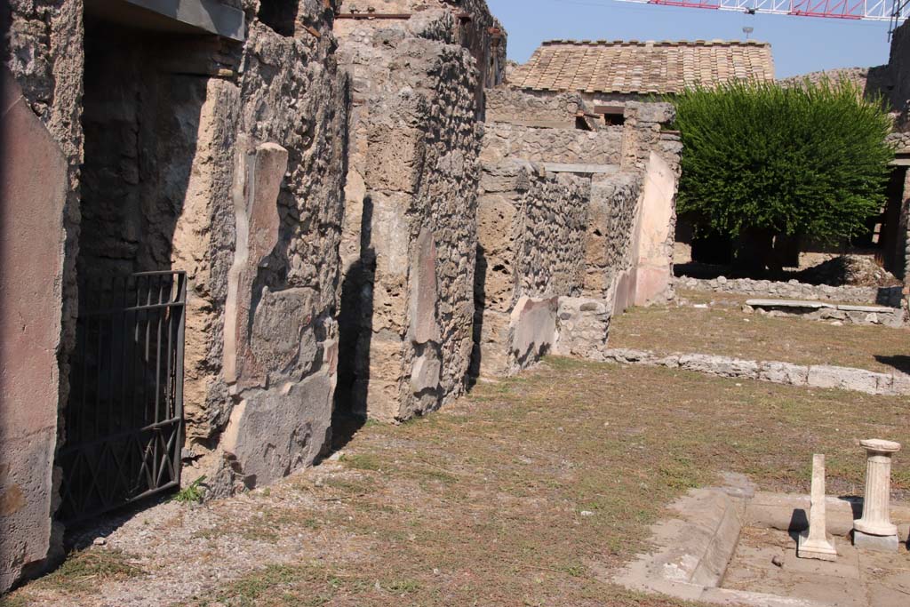 V.2.4 Pompeii. September 2021. 
Looking north-west towards west side of atrium, with doorways to rooms 2, 3, 4 and 5. Photo courtesy of Klaus Heese.
