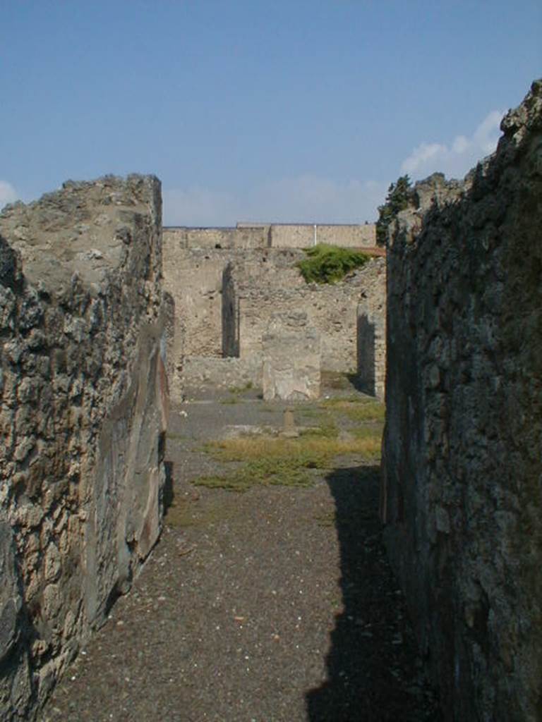 V.2.7 Pompeii. September 2004. Looking north from entrance corridor or fauces, across atrium.