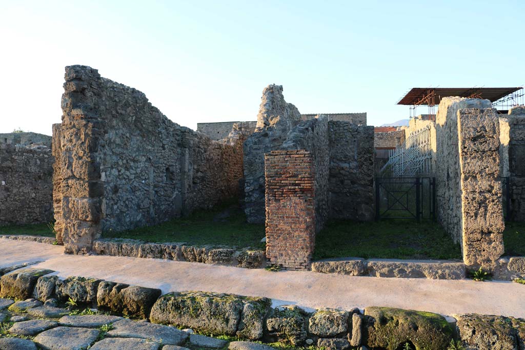V.2.9, Pompeii, centre left. December 2018. Looking north to entrance, with V.2.10, on right. Photo courtesy of Aude Durand.