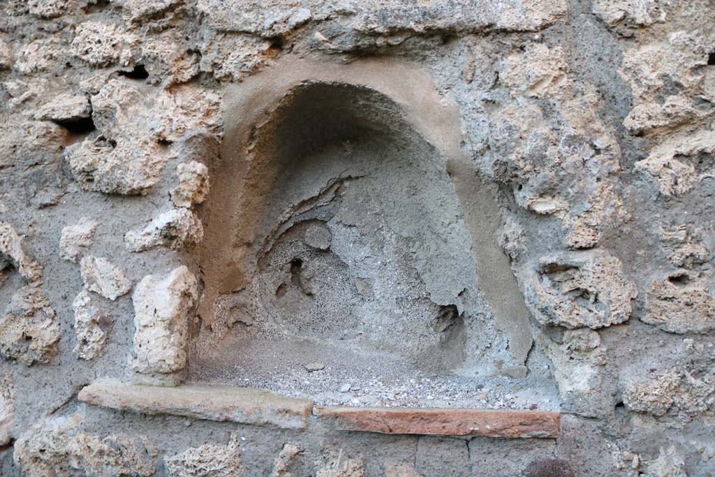 V.2.9, Pompeii. December 2018. Small niche lararium on west wall. Photo courtesy of Aude Durand.