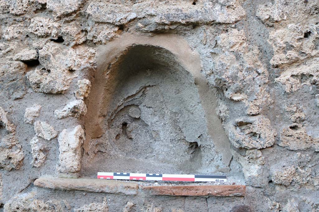 V.2.9, Pompeii. December 2018. Detail of small niche lararium on west wall. Photo courtesy of Aude Durand.