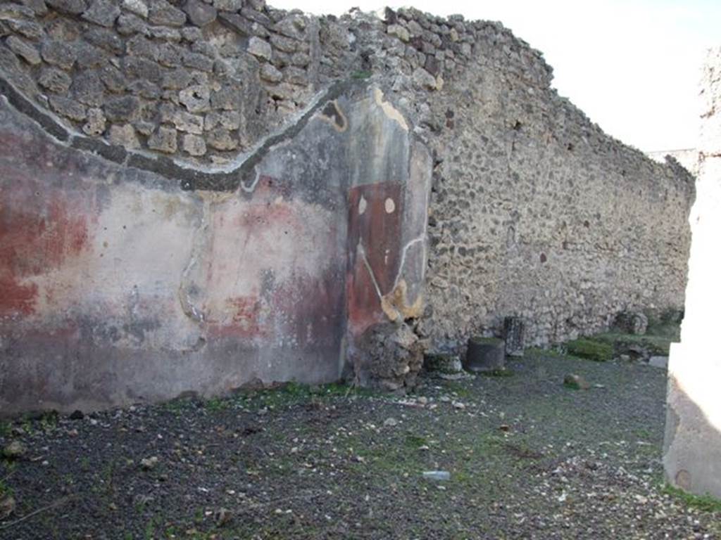 V.2.10 Pompeii. December 2007. Room 7, west wall.According to NdS, this room was entered from the west side of the tablinum but also had another doorway under the south portico. It had flooring of ‘mattone pesto’ and the walls had a red background.

