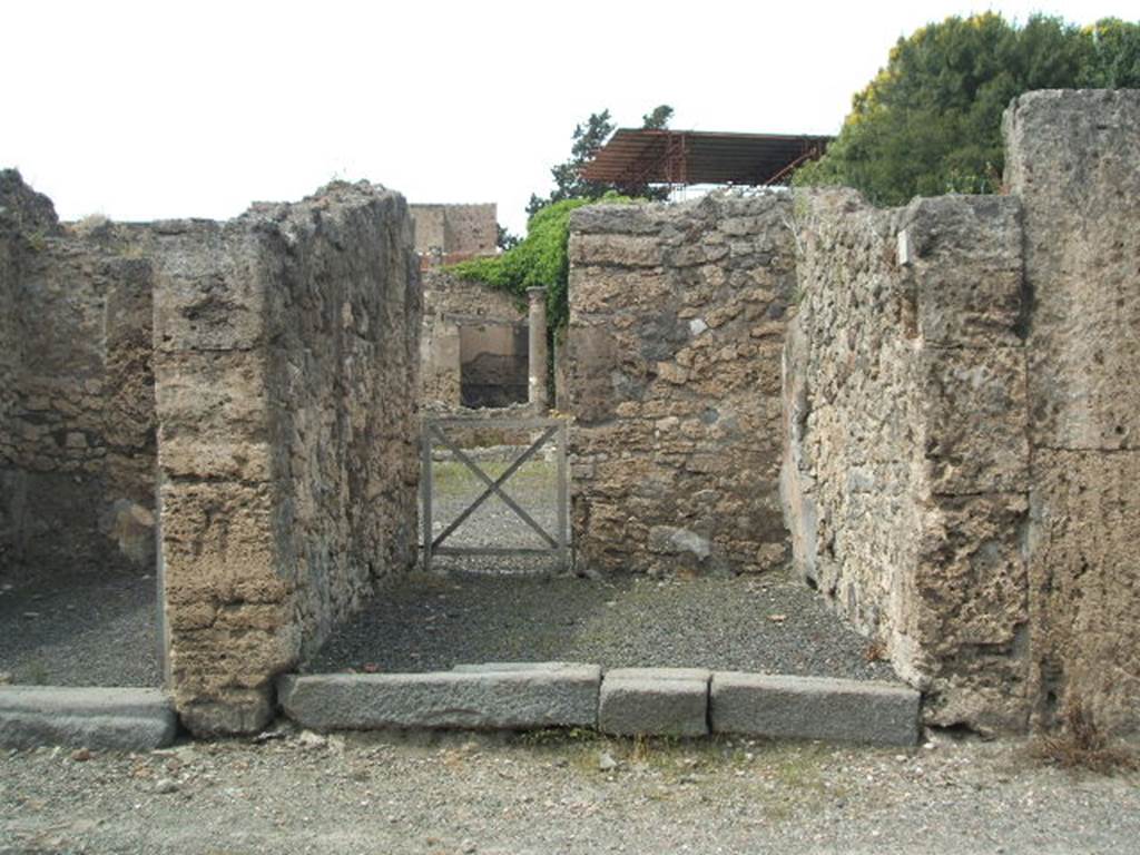 V.2.11 Pompeii. May 2005.  Entrance.